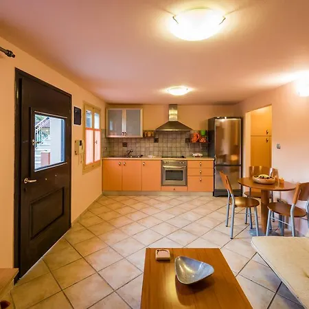 Mazourka Apartment *